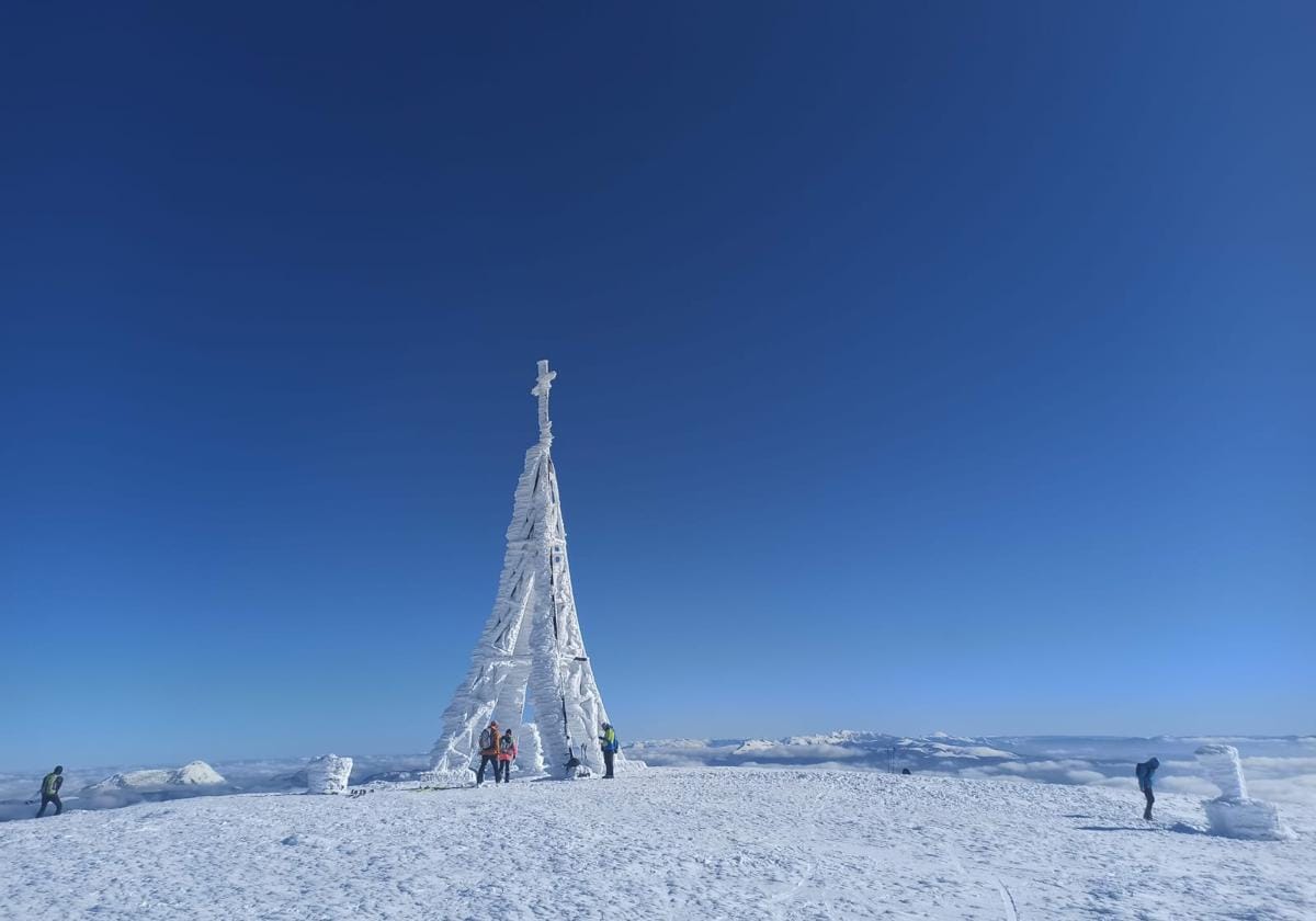 La espectacular imagen de la cruz del Gorbea cubierta de nieve